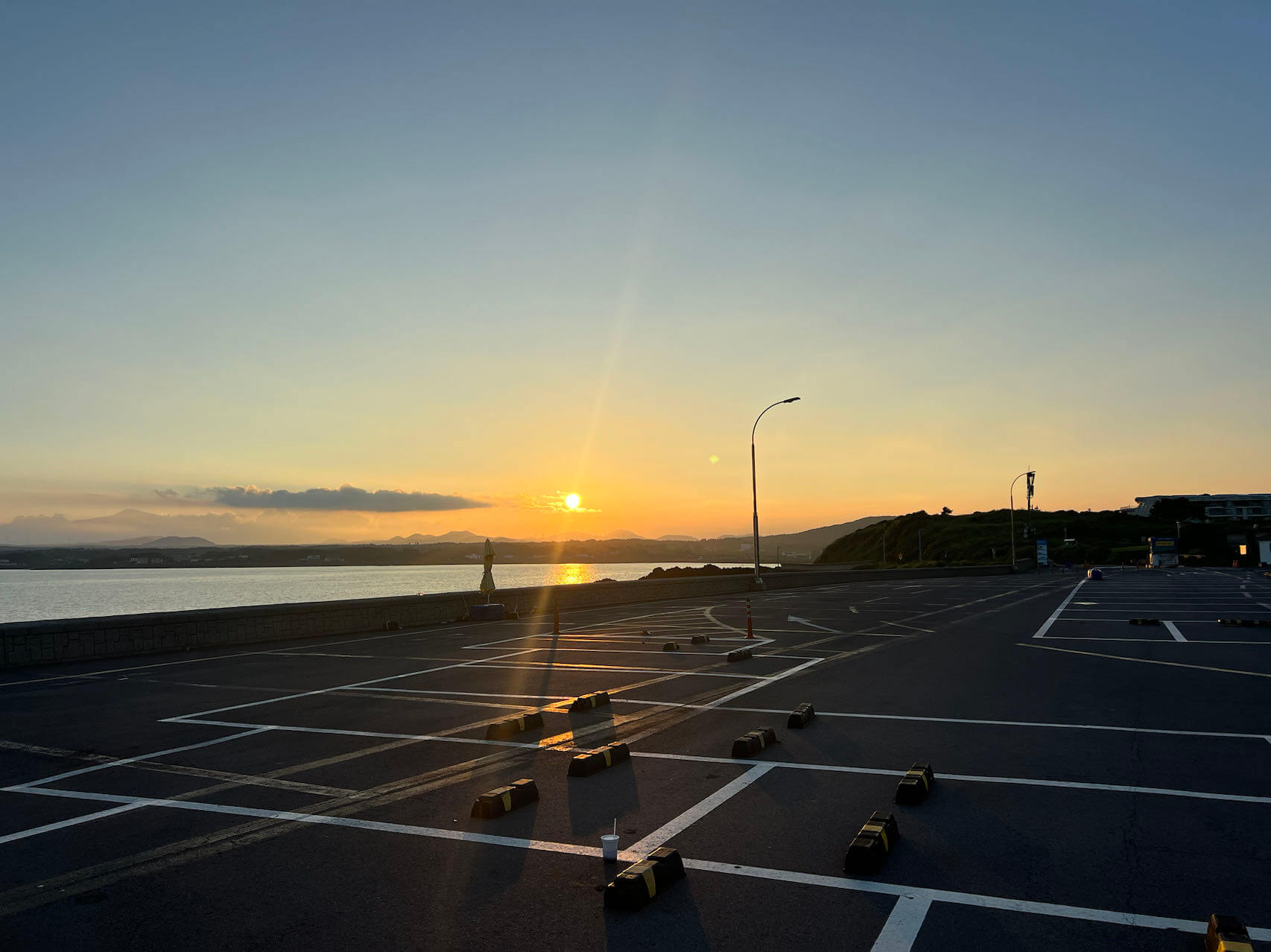 korea_parking_by_sea.JPG